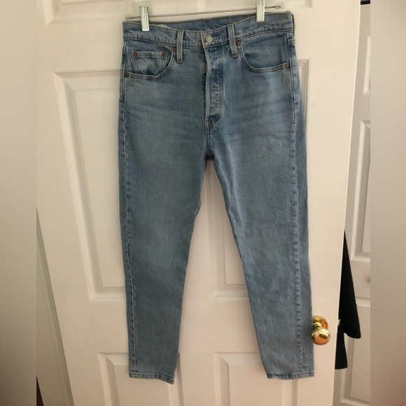 Levi’s 501 Button Fly 28/28 Iconic Denim Light Wash Jeans - Picture 2 of 16